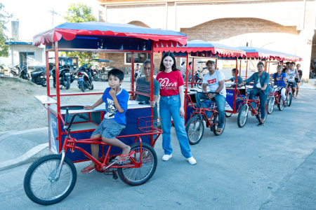 RLove’s multipurpose cart is equipped with a bicycle and built in umbrella that serves as a kiosk on wheels.