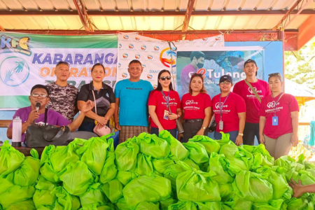 Employee volunteers from Robinsons Palawan donated family relief packs to 348 families from Brgy. Bagong Silang and 380 families from Brgy. Pagkakaisa.