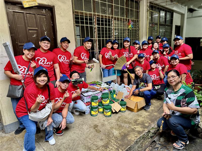 RLove volunteers from RLC Headquarters troop to RIZAL HIGH SCHOOL to paint and clean the school's facade