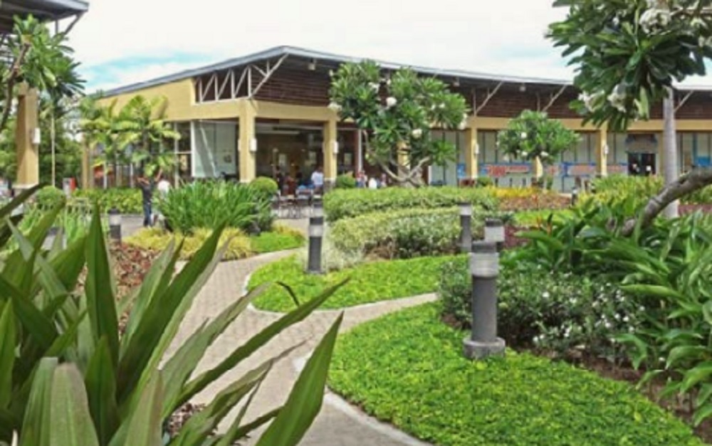 Robinsons Place Dumaguete's al fresco area that uses indigenous plant and tree species