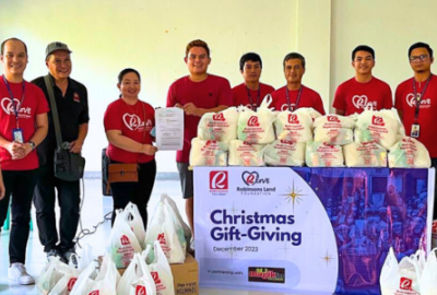 RLove Distributes Christmas Food Packs to the Homeless in Tacloban