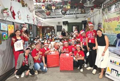 RLove brings Christmas joy to pediatric cancer patients 