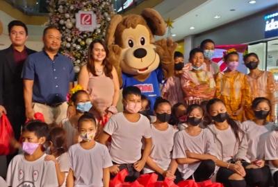RLove imparts Christmas gifts and food packs to children taking therapy in Angeles City