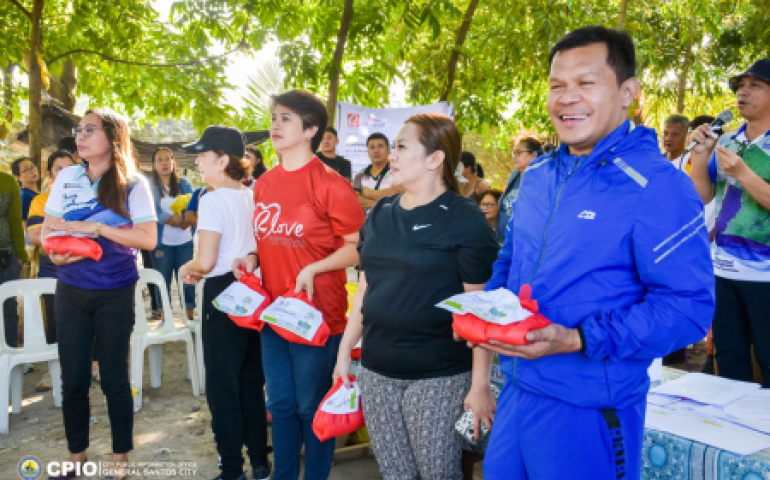 Each volunteer also received 2kg bags of rice which were sponsored by Robinsons Supermarket Corporation. 