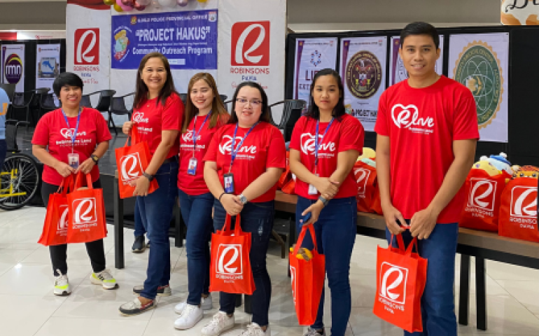 RLove volunteers from Robinsons Pavia