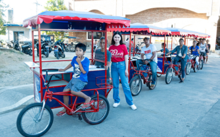 RLove’s multipurpose cart is equipped with a bicycle and built in umbrella that serves as a kiosk on wheels.