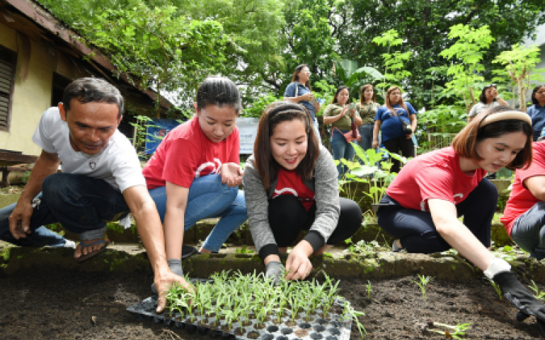 RLove volunteers during vegetable planting